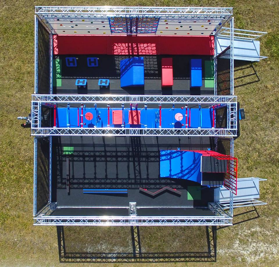 奇樂游樂是游樂設備實力廠家，美國 Galaxy Multi Rides是奇樂在美國做的忍者道拓展項目，是一個在戶外搭建起來的拓展項目，室內(nèi)大人，青少年挑戰(zhàn)，游玩的項目。本忍者道拓展有攀巖墻，空中攀爬挑戰(zhàn)關卡都能多種拓展項目，是由奇樂優(yōu)秀的設計師團隊設計出來的方案，忍者道拓展項目在國外是非常流行的一種項目之一，它是可以鍛煉游玩者的體能，需要有優(yōu)秀的身體素質(zhì)，也能鍛煉游玩者的身體。